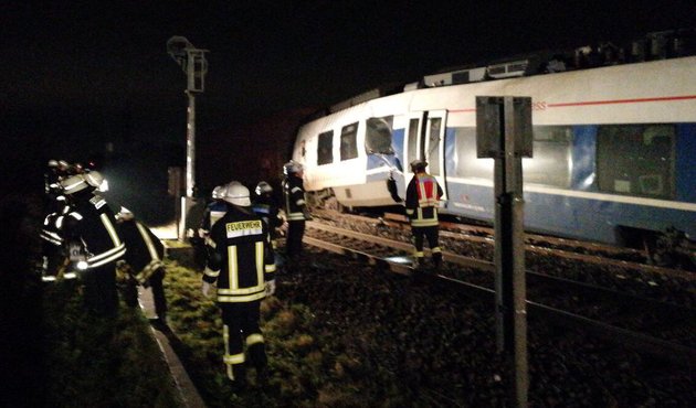 Almanya'da iki tren çarpıştı...50 yaralı...
