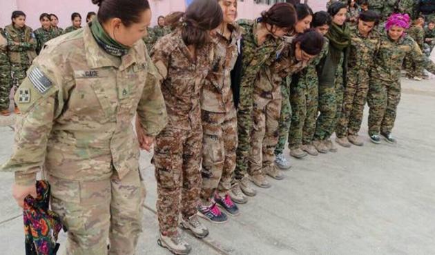 ABD'li asker, teröristlerin mezuniyetinde halay başı oldu!
