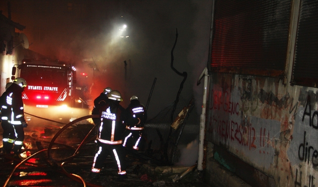 Beyoğlu'nda gecekondu küle döndü...