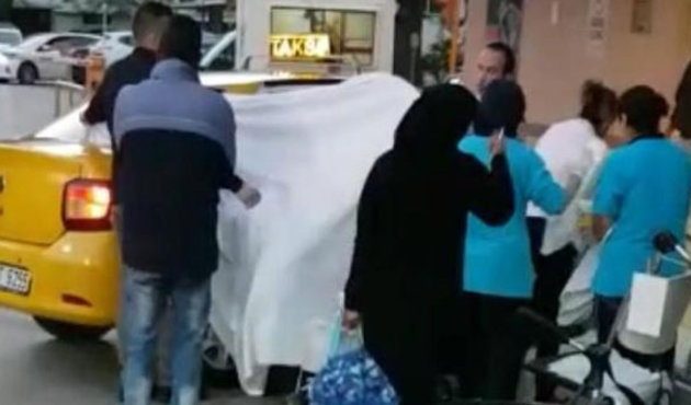 Hastane önünde, takside doğum yaptılar!