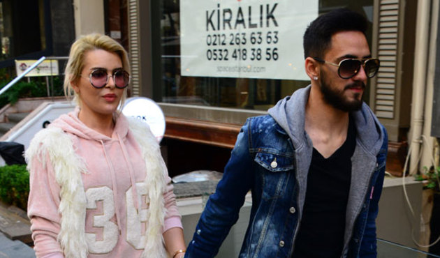 Selin Ciğerci sevgilisiyle ilk kez el ele görüntülendi!