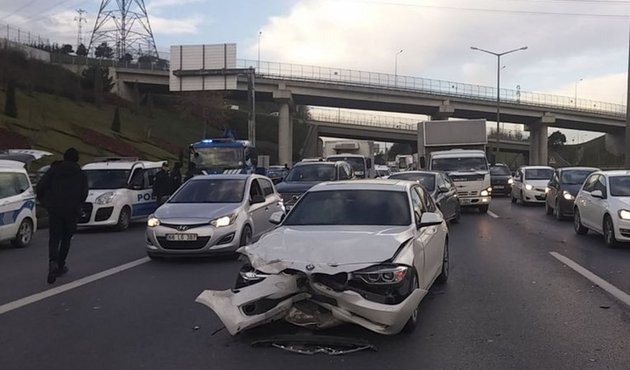 TEM'de zincirleme kaza! 4 polis yaralı