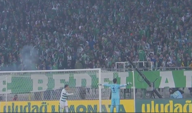Bursaspor kale arkasından sahaya yabancı maddeler yağdı!