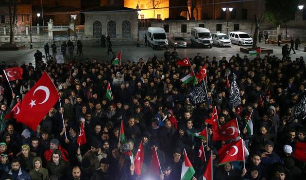 Ayasofya'da "Kudüs" eylemi! Trump'a öfke yağdı...