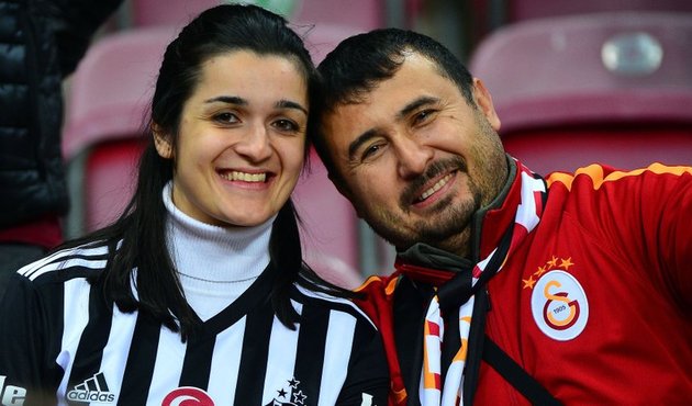 Eşi ve çocuğu ile maça gelen kadının sırtından Beşiktaş formasını çıkarttılar!