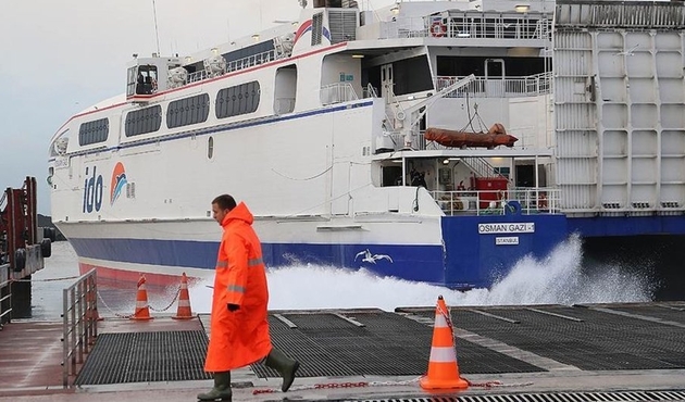 İstanbul'da deniz ulaşımına lodos engeli...