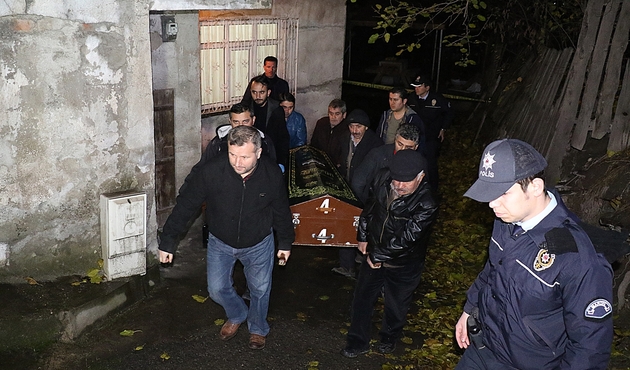 89 yaşındaki adamı bıçaklayarak öldürdüler...
