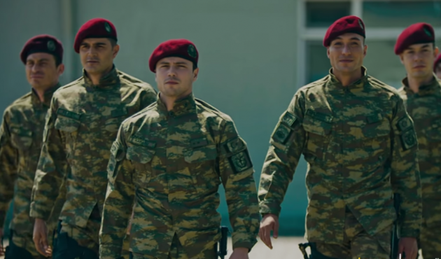 'Söz' dizisinin yakışıklı oyuncusu sevgilisiyle yakalanınca çıldırdı!