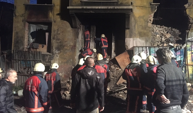 Beyoğlu'nda 4 katlı metruk bina çöktü: 1 ölü...