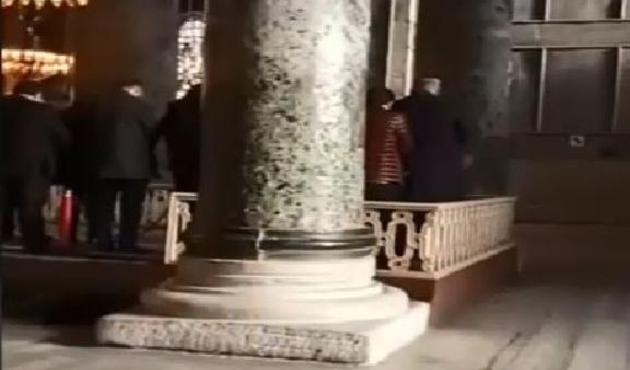 Ayasofya'ya seccadeleri ile geldiler! Ezan okuyup namaz kıldılar... / VİDEO