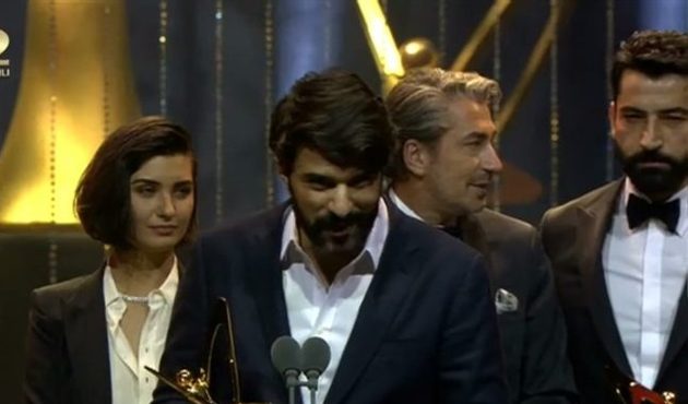 Tuba Büyüküstün, Engin Akyürek'e selam bile vermedi!
