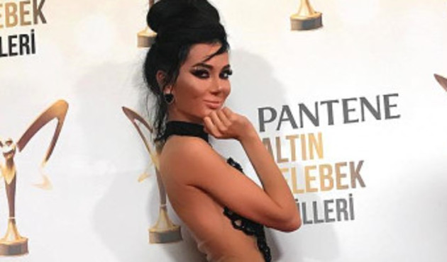 Cansu Taşkın dün gece düzenlenen ödül töreninde, ilginç kıyafeti ve  garip duruşu ile  ilgi çekti!