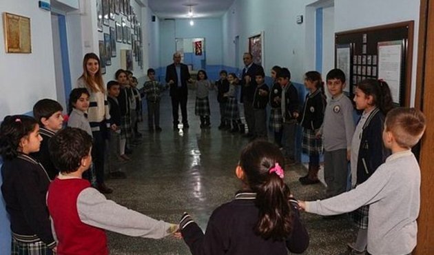 Öğrenciler soğuktan korunmak için halay çekiyor!