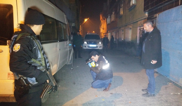 Araçtan inip eve kurşun yağdırdılar: 1 ölü...