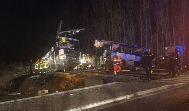 Fransa'da tren okul otobüsüne çarptı: 4 ölü, 19 yaralı...