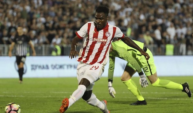 Emenike'ye Yunanistan'da büyük şok! Soyup soğana çevirdiler...