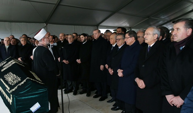 Cenaze töreninde soğuk rüzgarlar!