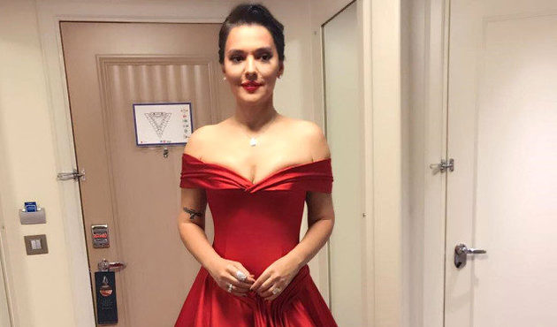 Demet Akalın’ın kırmızı elbisesi sosyal medyada olay oldu!