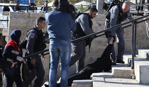 İsrail polisi Filistinli kadını merdivenlerde sürükledi!