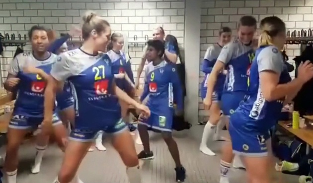 Soyunma odasında ilginç galibiyet kutlaması!