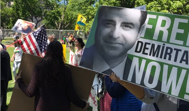"Parkasız Deniz" meğer, Amerika'nın maşası PKK'nın siyasi sözcüsü Demirtaş'mış!!!