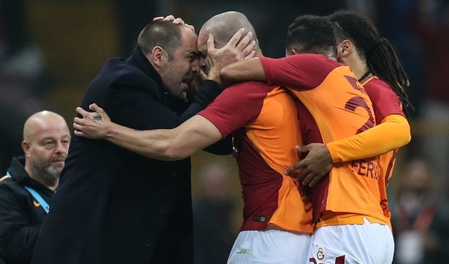 Tudor ve Maicon devre arasında kavga etti...