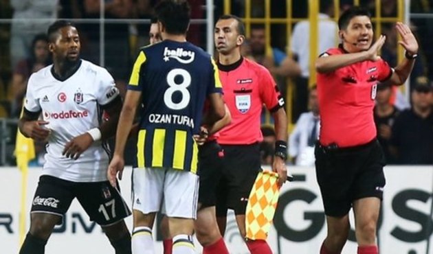 Derbinin skandal hakemine şok! Kokartı gitti...