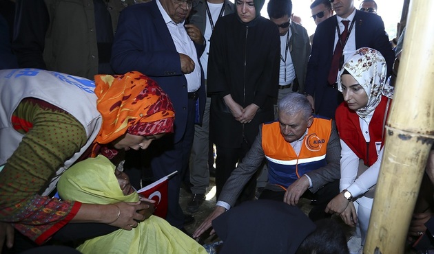 Başbakan Yıldırım, kızıyla birlikte Arakanlı sığınmacılara sıcak yemek dağıttı!