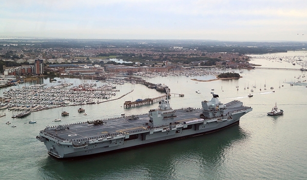 Uçak gemisi Queen Elizabeth su alıyor...
