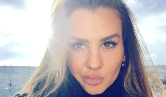 Eda Erol dekolte konusunda kendini aştı!