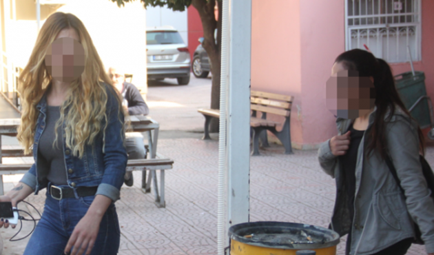 Liseli kızlar, kendilerini ziyaret etmeyen arkadaşlarını dövdü!