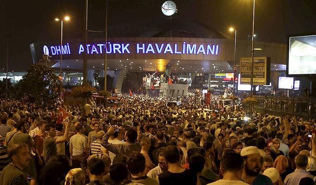 FETÖ'nün Atatürk Havalimanı'nı işgal girişimi fotoğraflara yansıdı!