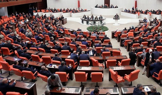 Meclis'te tatil krizi! Oylama sonucunda bir türlü anlaşamadılar...