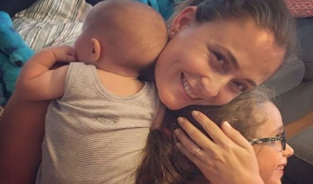 Ceyda Düvenci kucağında bebeğiyle düştü!