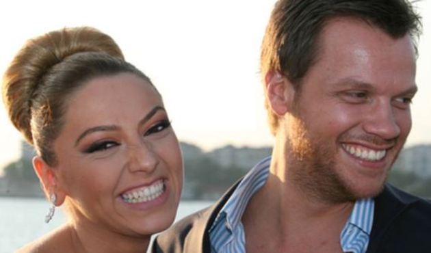 Sevgilisiyle arası bozulan Sinan Akçıl, Hadise'ye koştu!