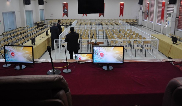 CHP yine FETÖ'cüleri savundu: Tek tip elbise masumiyet karinesinin ihlalidir!
