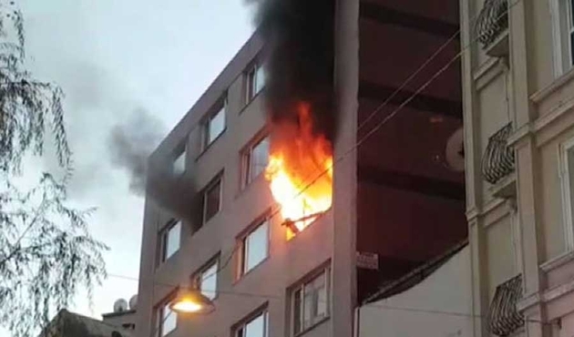Karaköy'de binada korkutan patlama ve yangın!