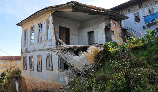 Trabzon'un Sürmene ilçesi denize kayıyor!