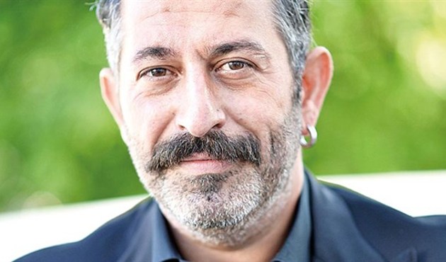 Cem Yılmaz'ın ev hali sosyal medyayı salladı!