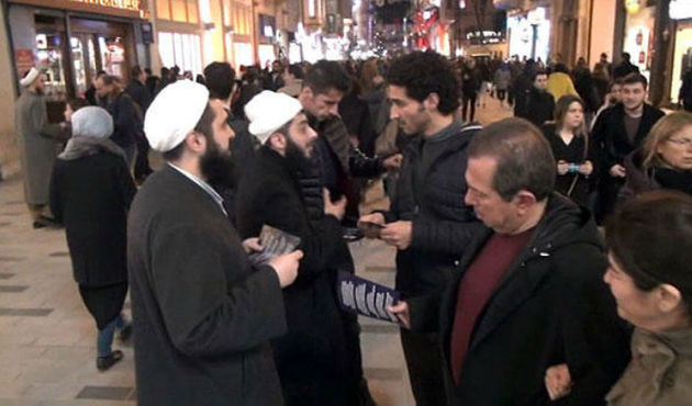 "Tebliğciler"in yılbaşı kutlamalarına karşı broşür dağıtmasına izin yok!
