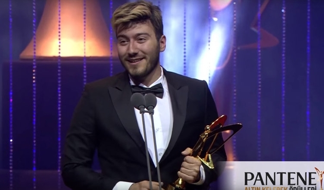 Enes Batur'un ödülü geri alındı..