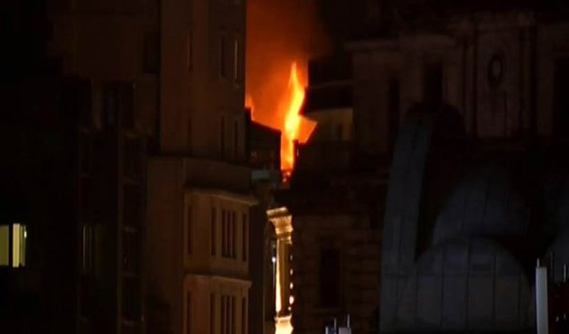 Taksim’de yılbaşı kutlamaları sırasında yangın!