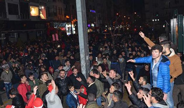 Yeni yıl kutlamalarında Suriye bayrağı gerginliği!