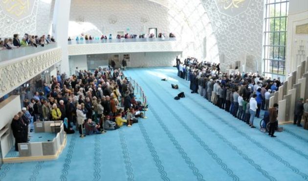 Köln Merkez Camii'ne turistlerden yoğun ilgi! Namaz kılanları izlediler...