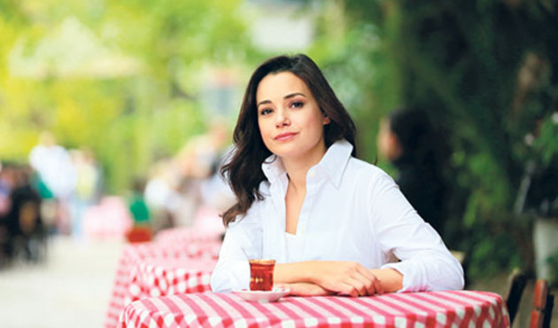Özgü Namal'ın sır hayatından ilk fotoğraf! Oyunculuğu bırakıp, çiftlikte yaşamaya başlamıştı