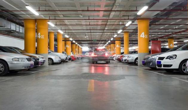 AVM otoparkında kaza yapanlar dikkat!
