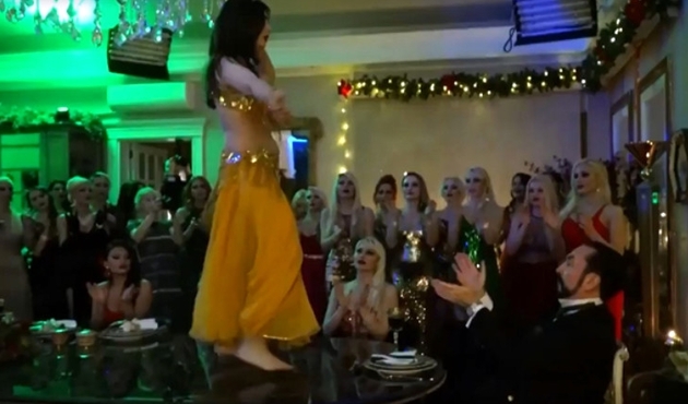 Adnan Oktar yılbaşı gecesi dansöz oynatıp kediciklerle eğlencenin dibine vurdu! / VİDEO