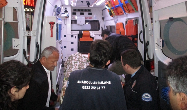 Karısını yaralayıp yanındaki adamı öldürdü...