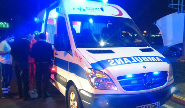 Kadıköy'de denize atlayan kadını vatandaşlar kurtardı!