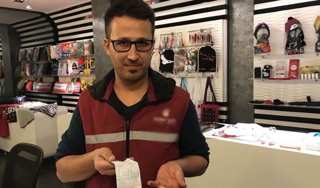 Asgari ücretli işçi, parayla birlikte bulduğu su faturasını ödedi!